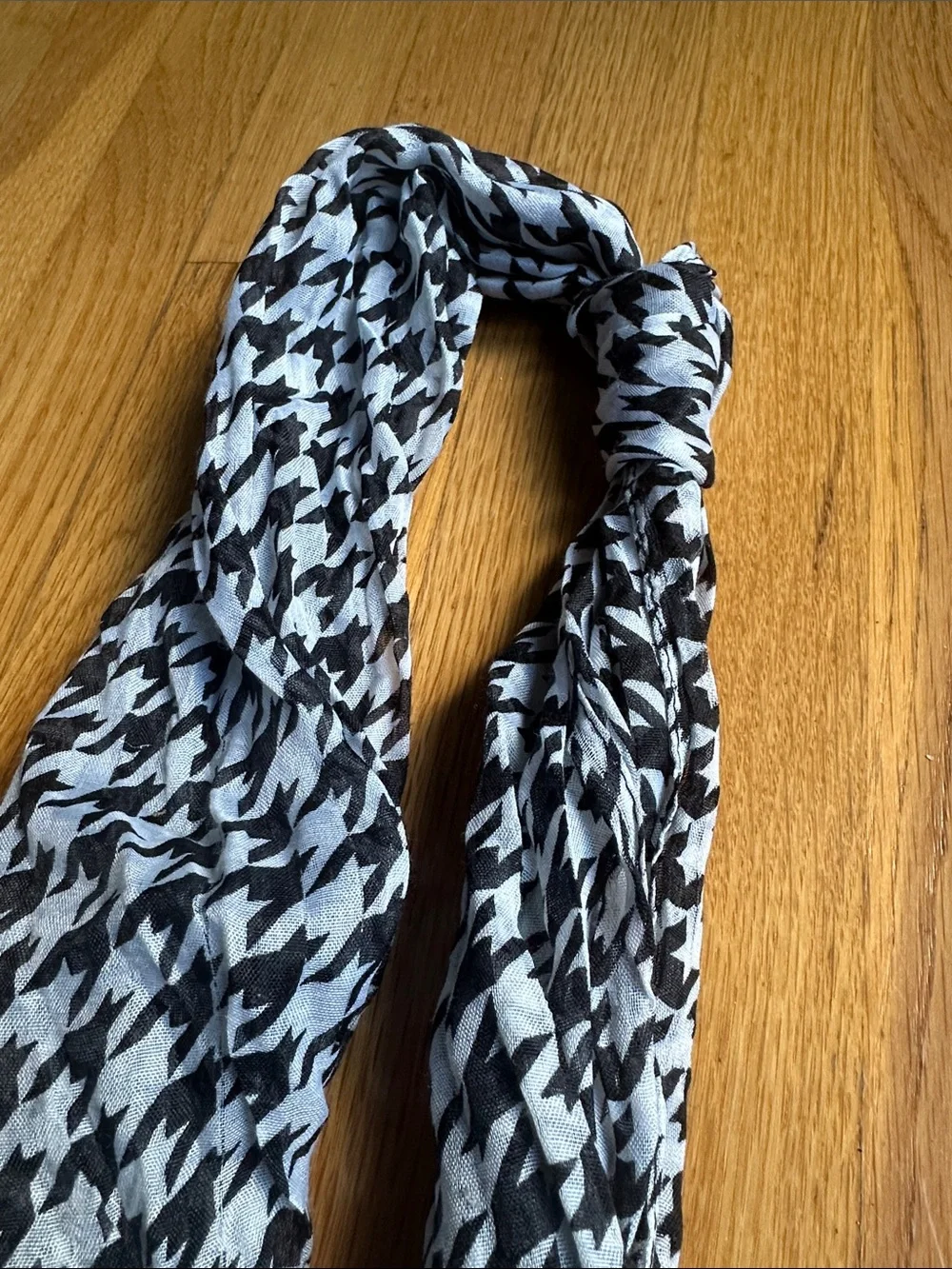 Source Unknown Black and White Houndstooth Scarf with Elephant Charms